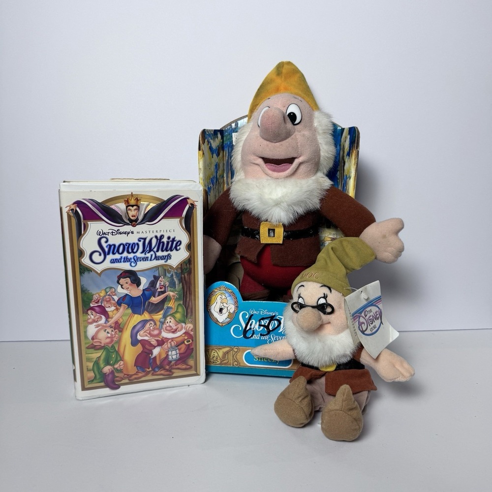 VTG Disney‎ Snow White And The Seven Dwarfs Lot Of VHS & NWT Plush Sneezy & Doc